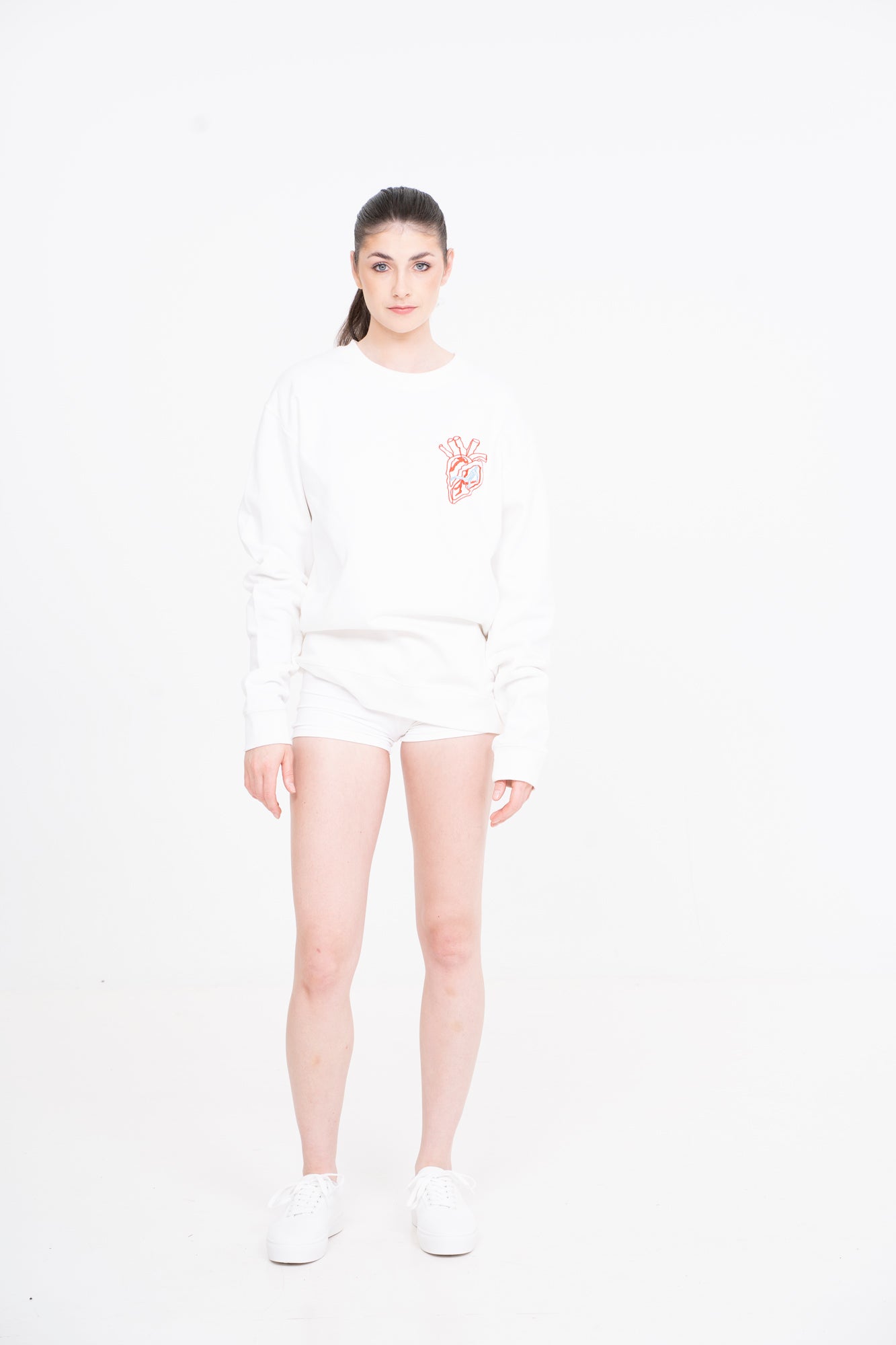 HEART EMBROIDERED CREWNECK IN WHITE - Oscar Mendoza